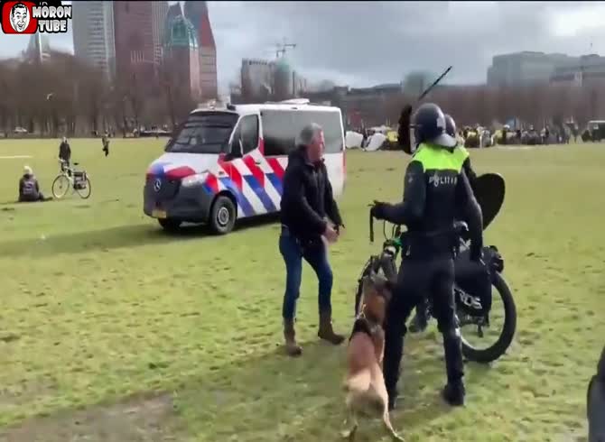 Video :A biker who breaks the lockdown gets beaten by police (Netherlands)
